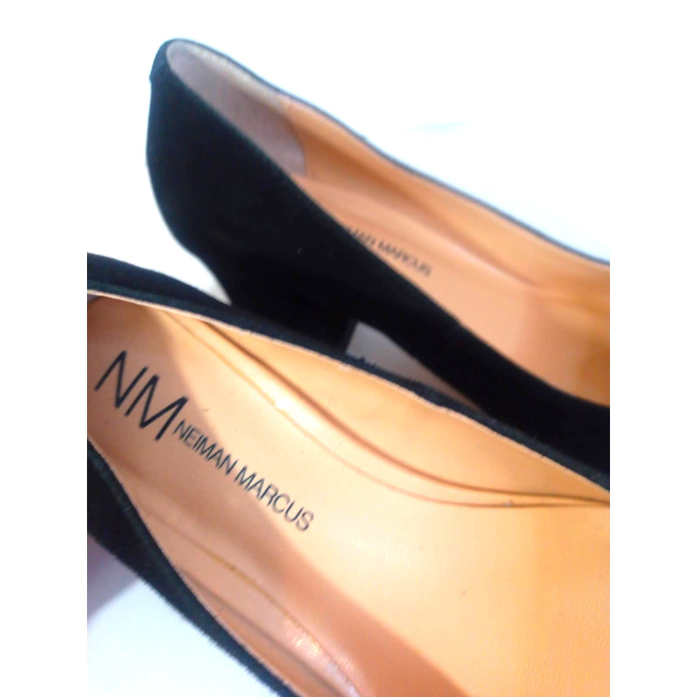 Neiman Marcus Women Sz 7 Black Leather Pumps Oversized Black Studded Buckle - Picture 6 of 8